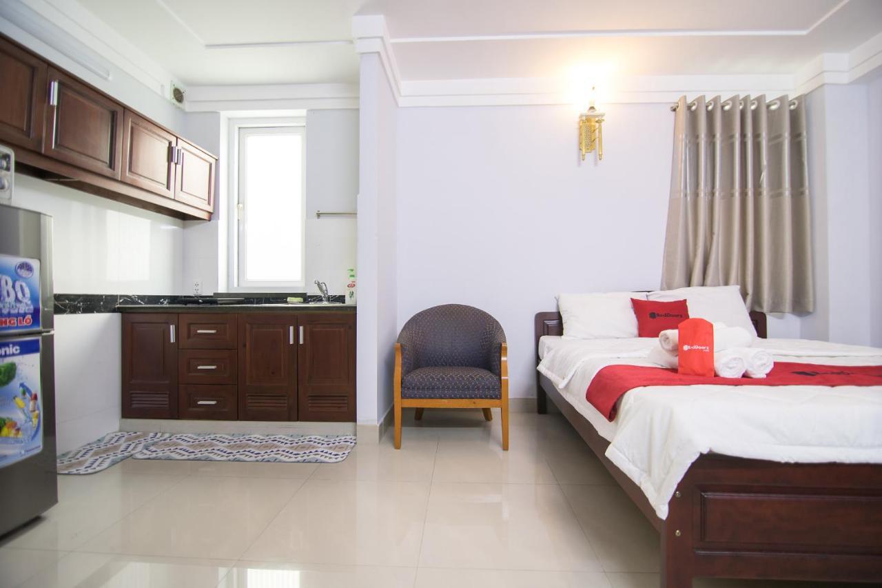 Reddoorz Near Hoa Lu Stadium Ho Chi Minh-staden Exteriör bild