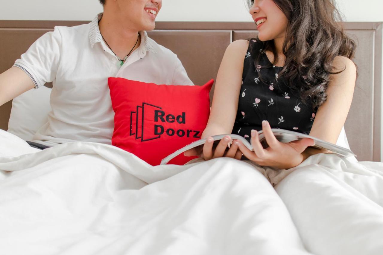 Reddoorz Near Hoa Lu Stadium Ho Chi Minh-staden Exteriör bild